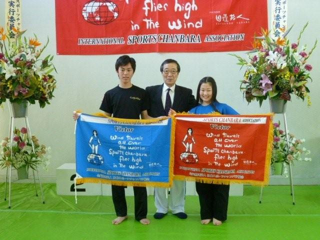 第３９回全国少年少女選手権大会 打突競技グランドチャンピオン 岩田晃和選手(香川県）、田邊会長、基本動作グランドチャンピオン 吉村美穂選手(千葉県）